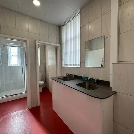 Modern Haven In Dudley With Free Parking! *