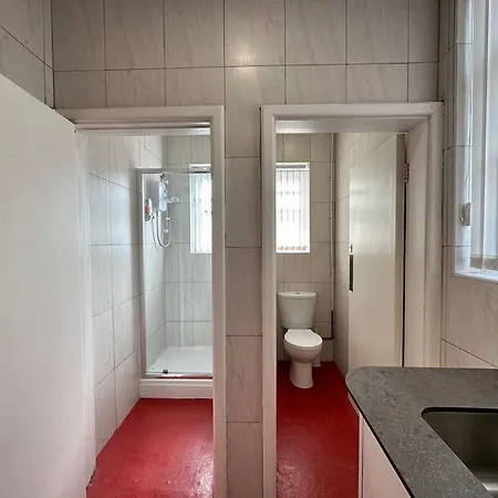 Apartment Modern Haven In Dudley With Free Parking!