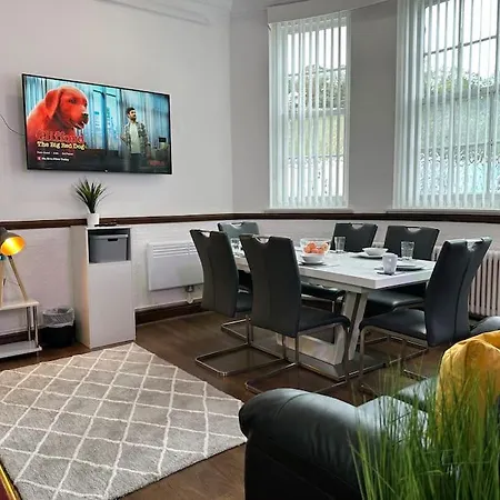 Modern Haven In Dudley With Free Parking! *